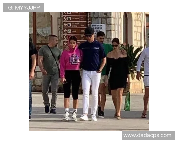 足球明星与妻子分道扬镳背后故事揭晓引发球迷热议与关注